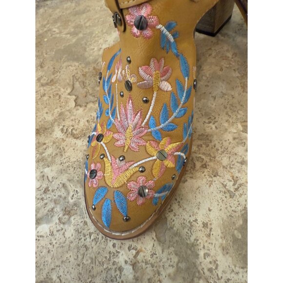 Womens Embroidered Floral Tan Heeled Sandals With Stud Accents & Adjustable Stra - Picture 2 of 10